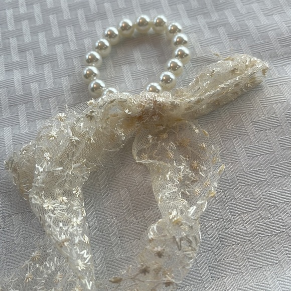 3pcs lace and pearl scrunchies - Picture 4 of 4